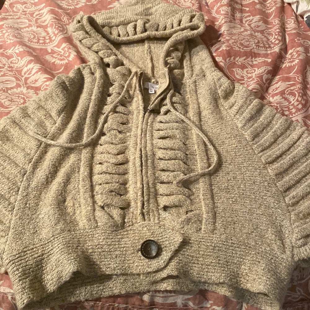 Hoodie sweater capelet in oatmeal from Isla Maude. Size xs/s